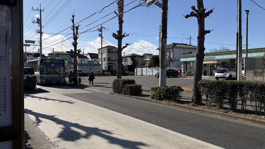 バス停のとなりにあるファミマ