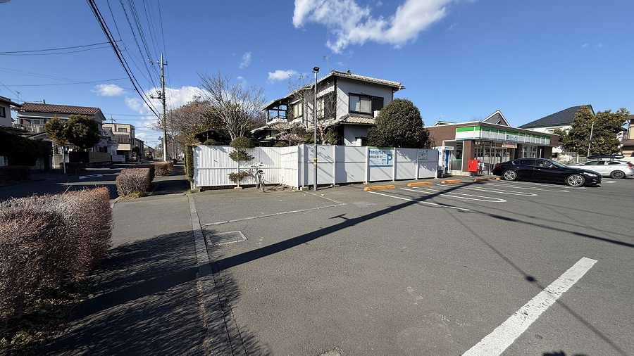 左側の歩道を歩いて行きます