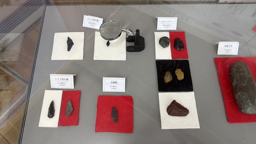 磨製石斧やナイフ形石器