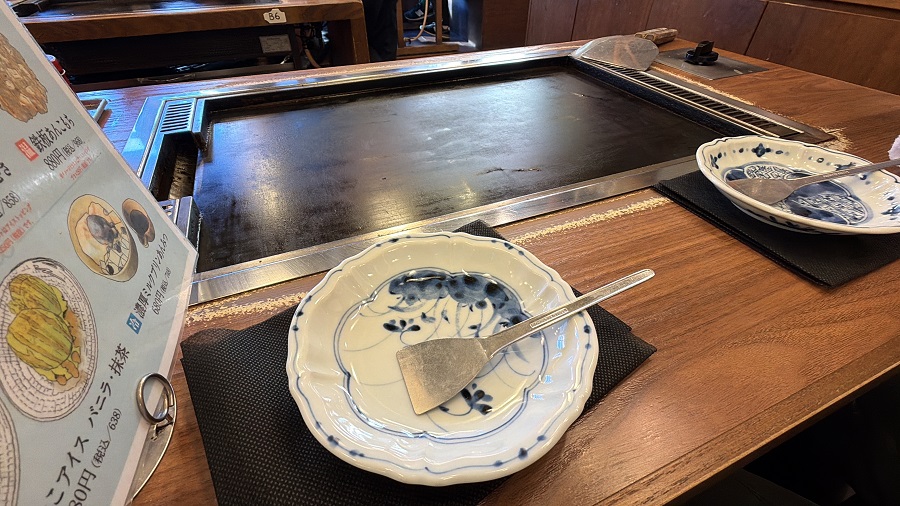 月島もんじゃ・もへじの店内